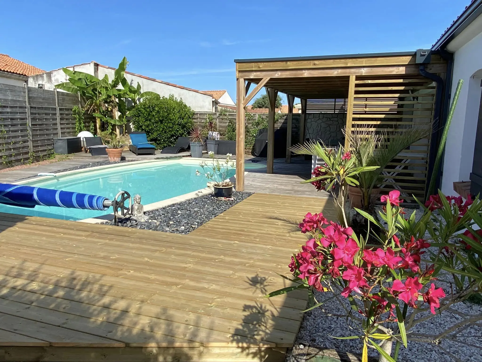 Habillage en bois autour de la piscine, réalisé par A'SEB.