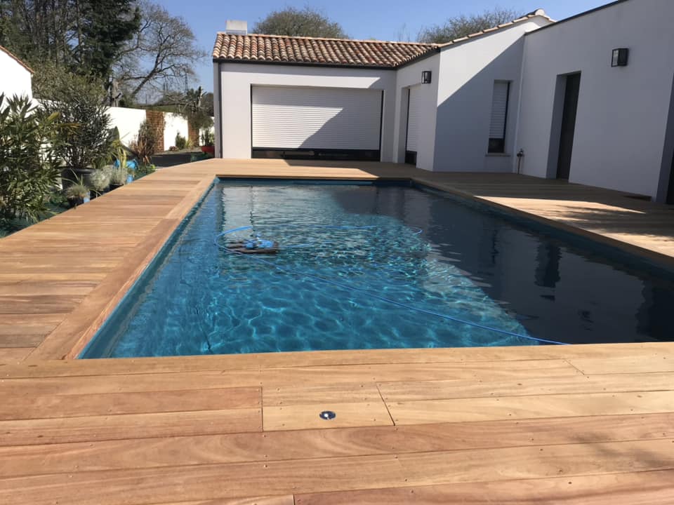 Habillage de piscine en bois, conçu par A'SEB.